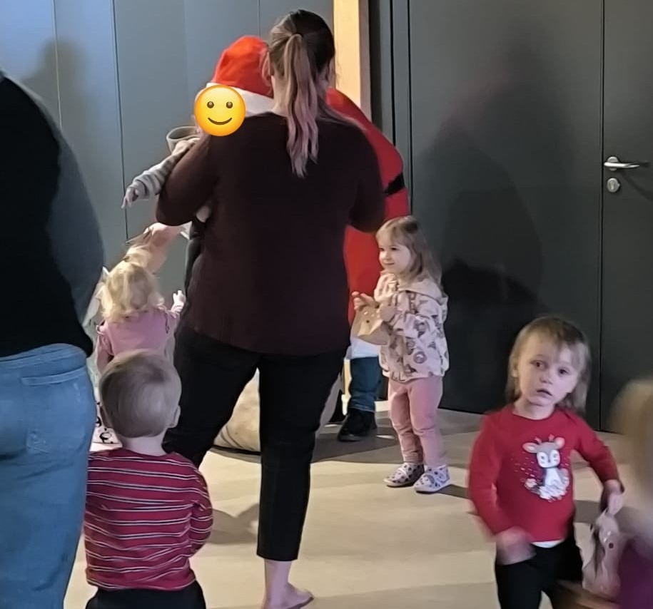 Mehr über den Artikel erfahren Nikolaus überrascht Kindertanzgruppe